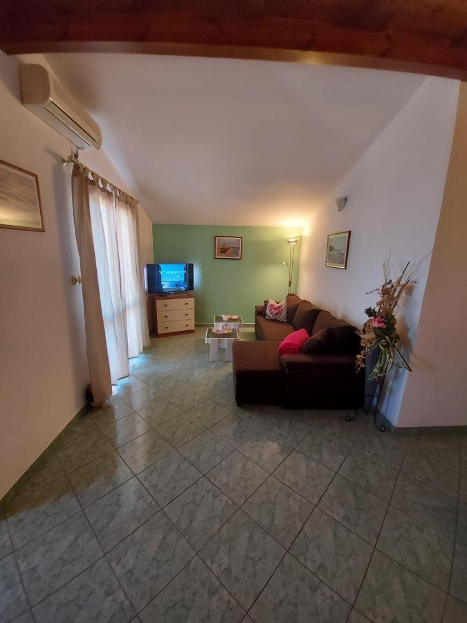 Apartments Tomic Biograd Na Moru Esterno foto