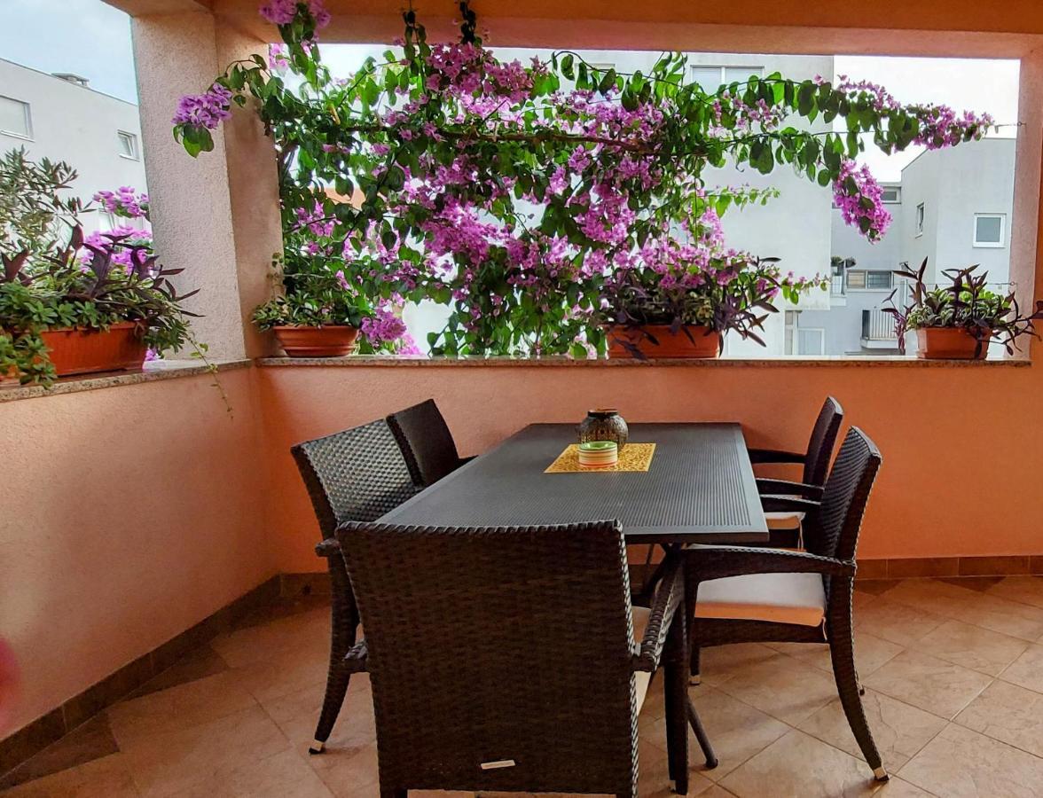 Apartments Tomic Biograd Na Moru Esterno foto