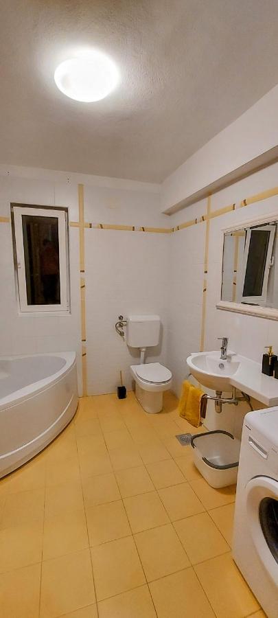 Apartments Tomic Biograd Na Moru Esterno foto