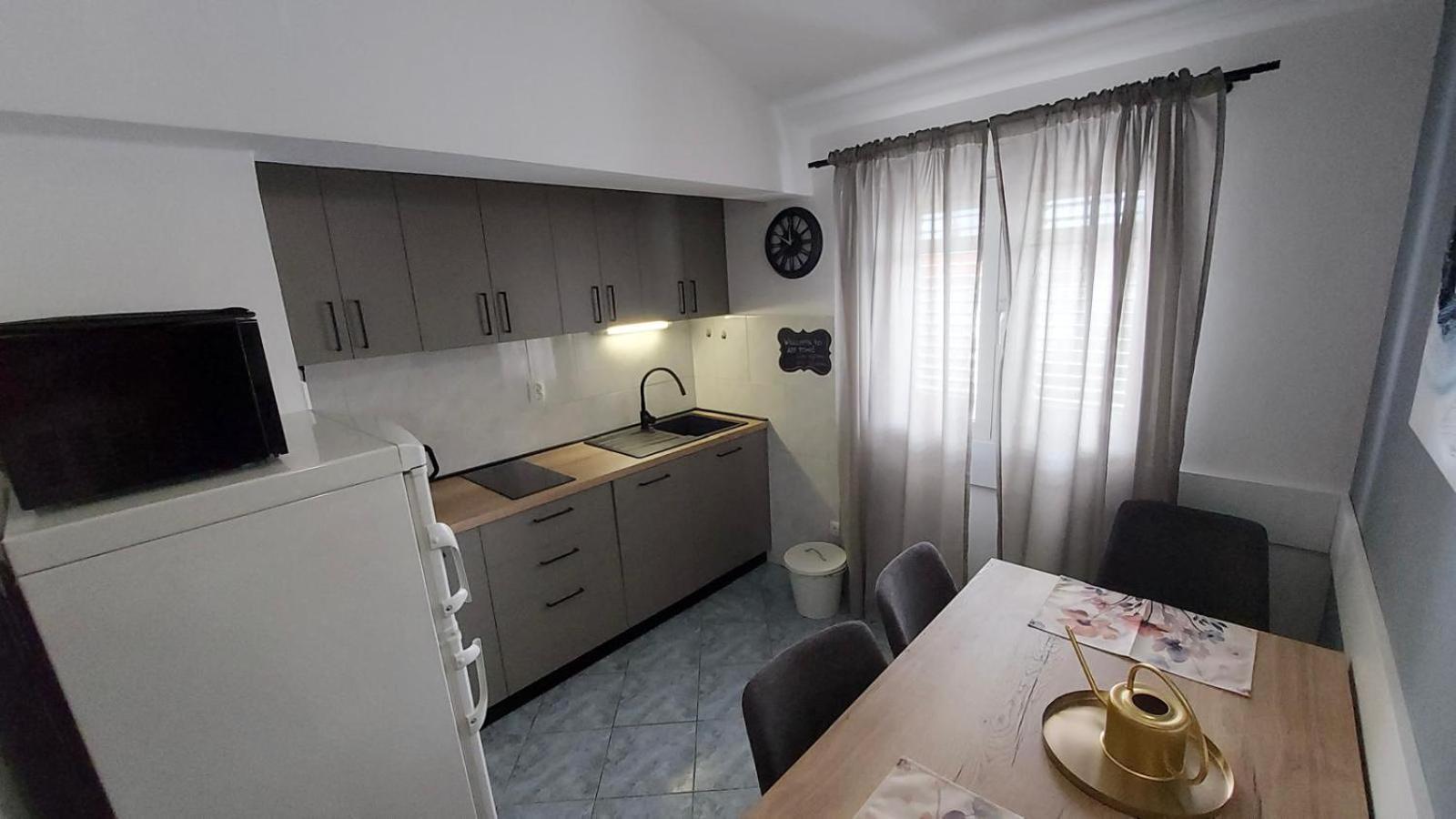 Apartments Tomic Biograd Na Moru Esterno foto