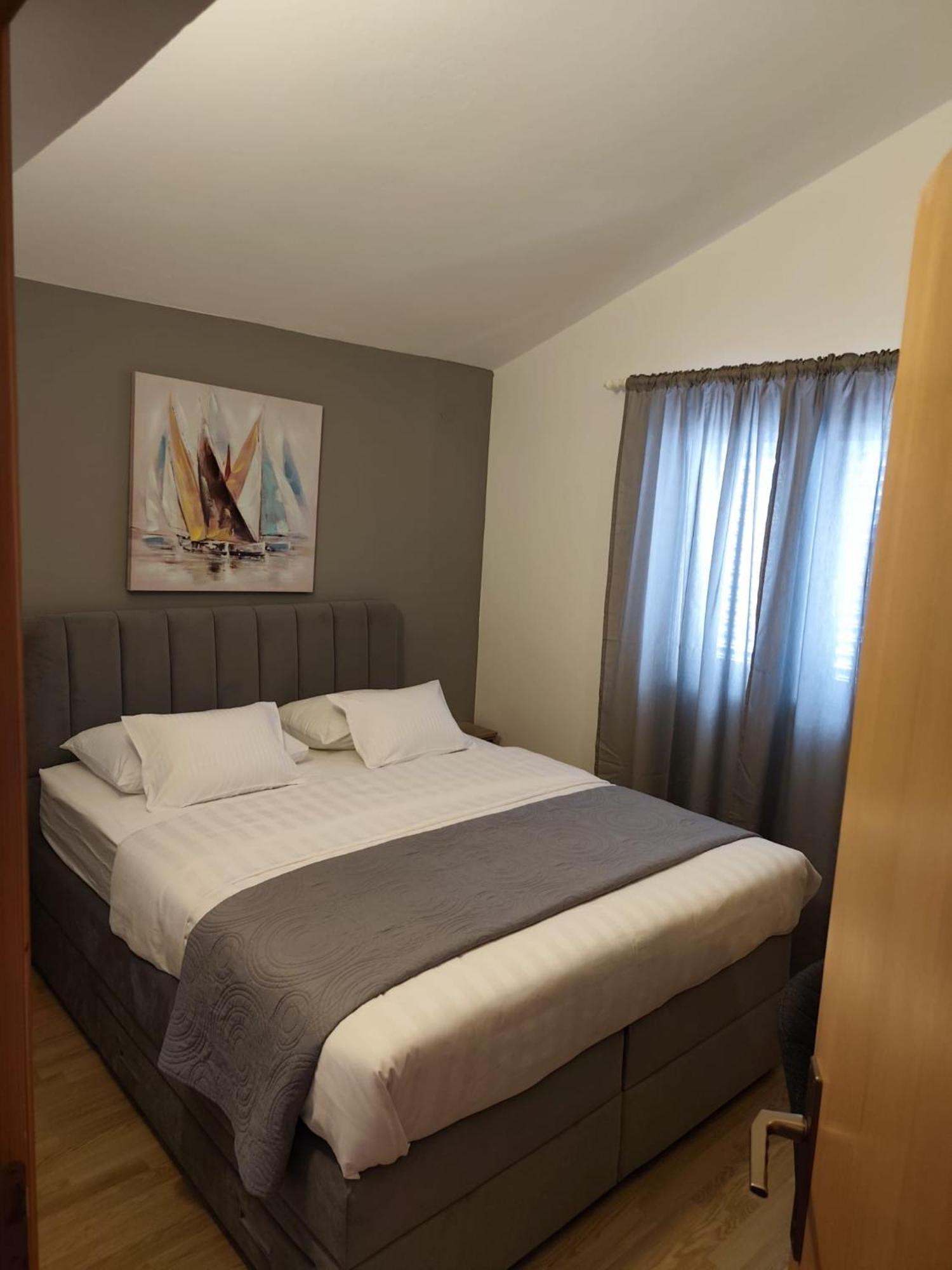 Apartments Tomic Biograd Na Moru Esterno foto